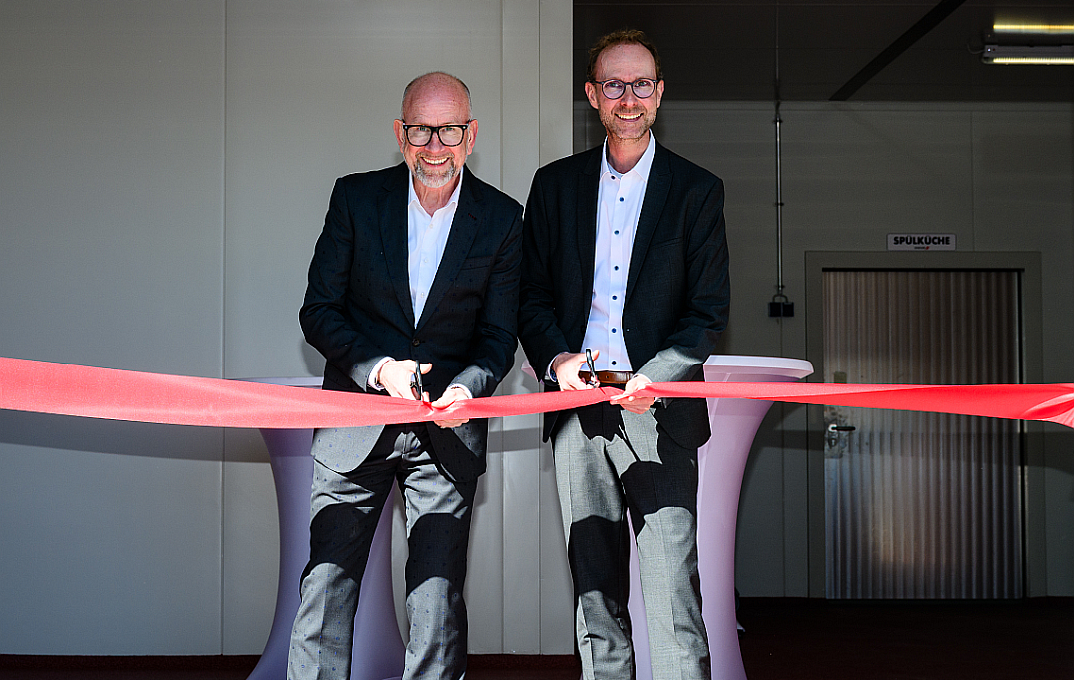 2 leaders at a ribbon-cutting ceremony